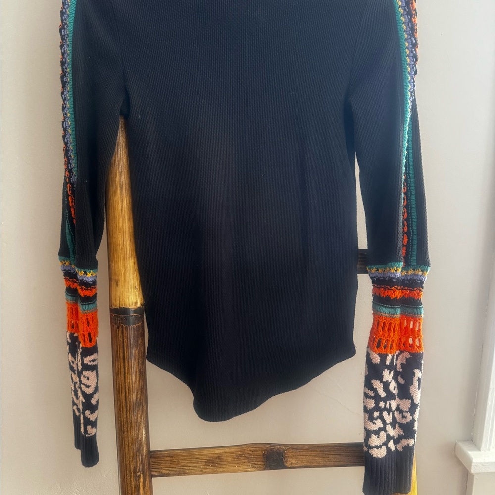 Free black thermal top with bohemien details. Women’s size M